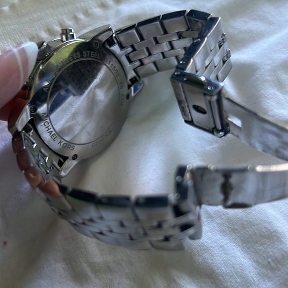 WOMAN’S MICHAEL KORS WATCH - Picture 2 of 4